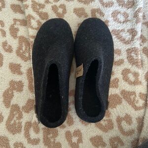 Men’s glerups size 10.5/44
Brand new with tags